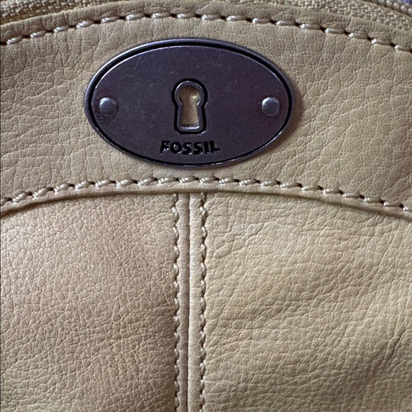 Fossil Crossbody Bag genuine leather
Yellow/mustard color front lock detail NWOT - Picture 4 of 17